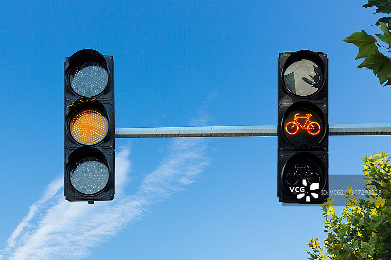蓝天下的红绿灯变黄灯图片素材