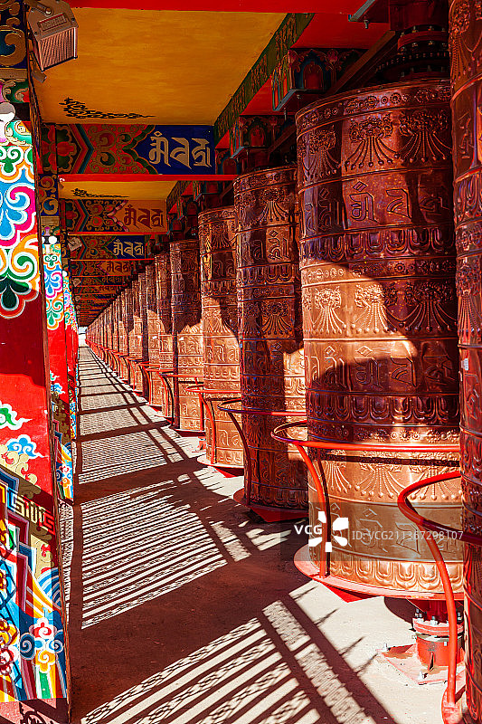 四川甘孜色达县城风光图片素材