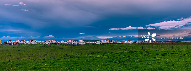 川西诺尔盖草原的民居图片素材