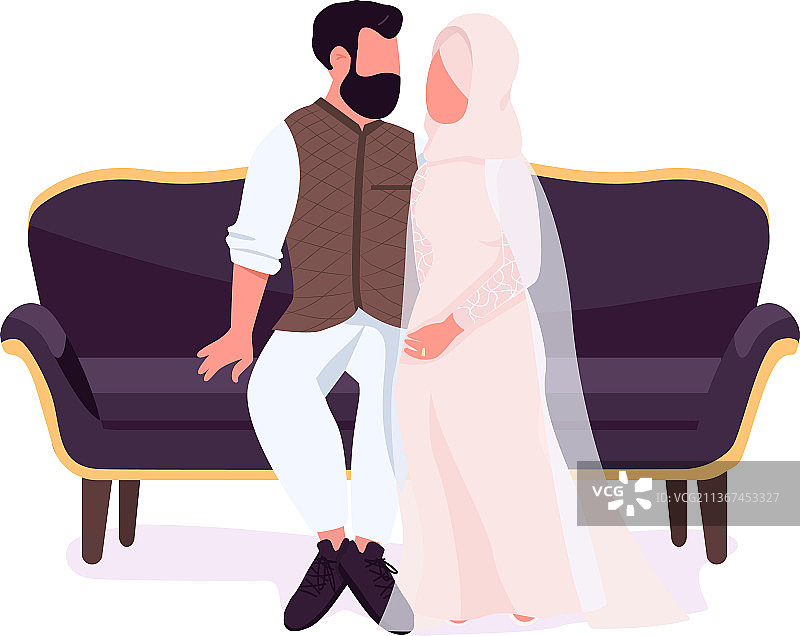 在沙发上摆姿势的半扁平色彩已婚夫妇图片素材