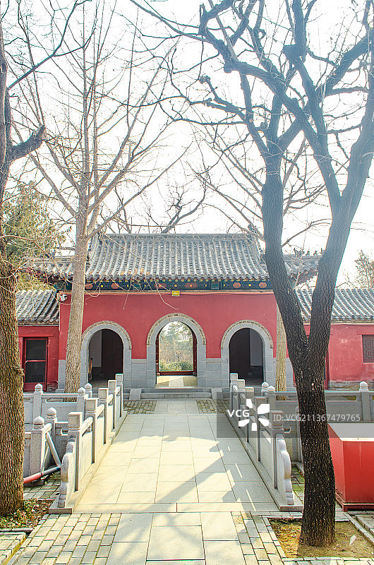 中国山东泰安市著名旅游景点泰山5A级风景区，逆光拍摄老君堂的随墙门图片素材