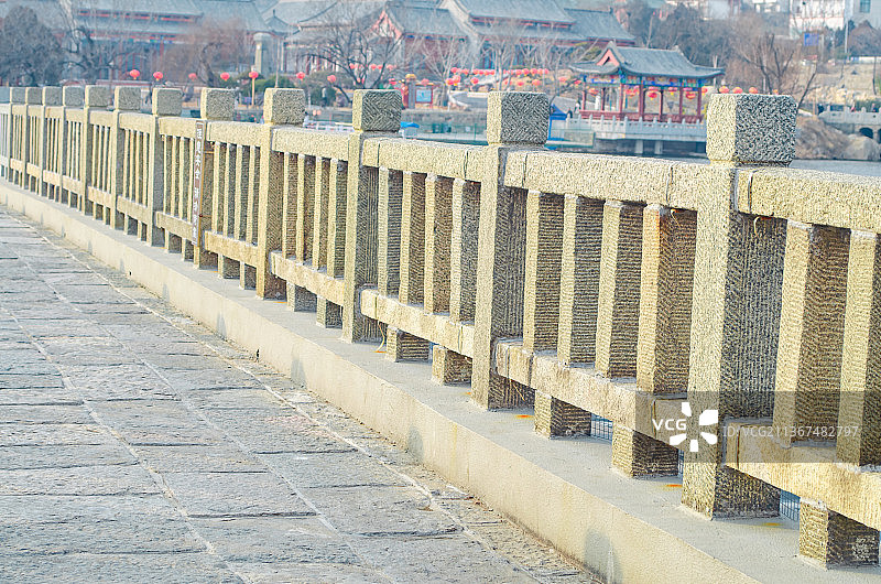 中国山东泰安市著名旅游景点泰山5A级风景区，虎山公园大坝上的人行道图片素材