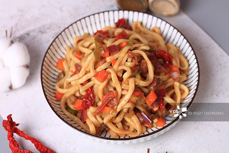 中国美食新疆炒面炒拉条子图片素材