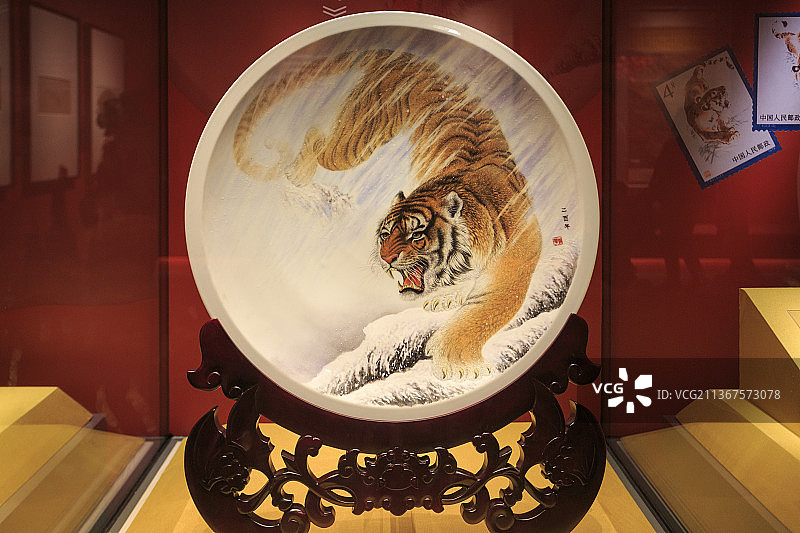国家博物馆，瑞虎佑安，新春展，粉彩瓷盘图片素材