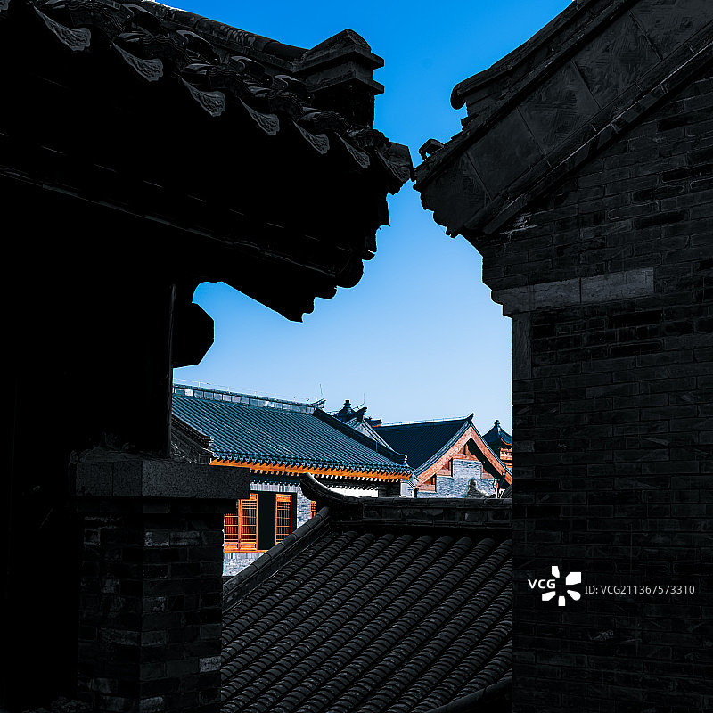 春节期间的临沂沂州古城景区古建筑逆光剪影图片素材