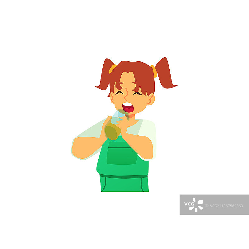 女孩从玻璃杯中喝水、苏打水或茶图片素材