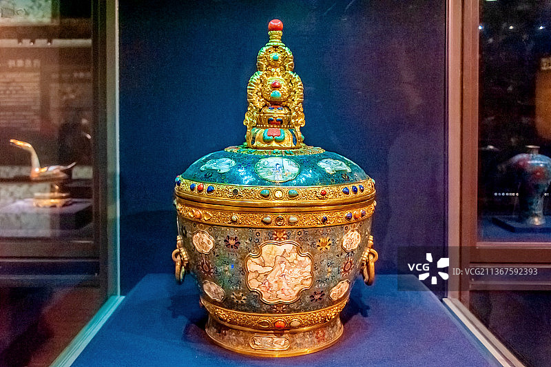 中国台湾台北故宫博物院清乾隆掐丝兼画珐琅酥油茶罐图片素材