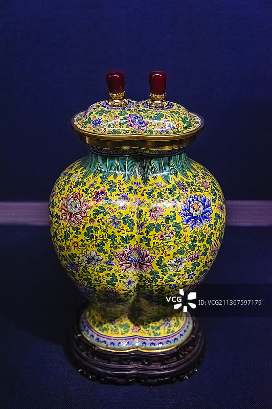 中国台湾台北故宫博物院清乾隆画珐琅双连盖罐图片素材