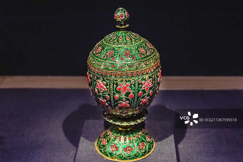 中国台湾台北故宫博物院蒙兀儿帝国鎏金银胎内填珐琅嵌宝盖罐图片素材