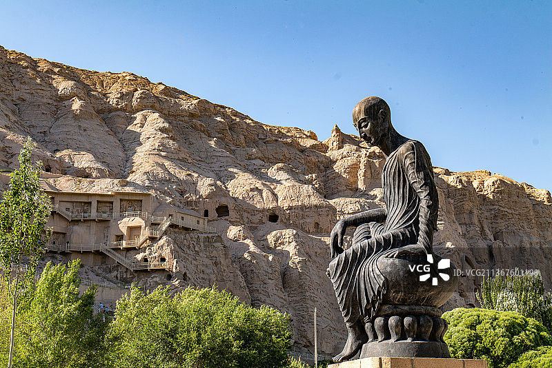 中国新疆阿克苏地区拜城县克孜尔石窟与鸠摩罗什像图片素材