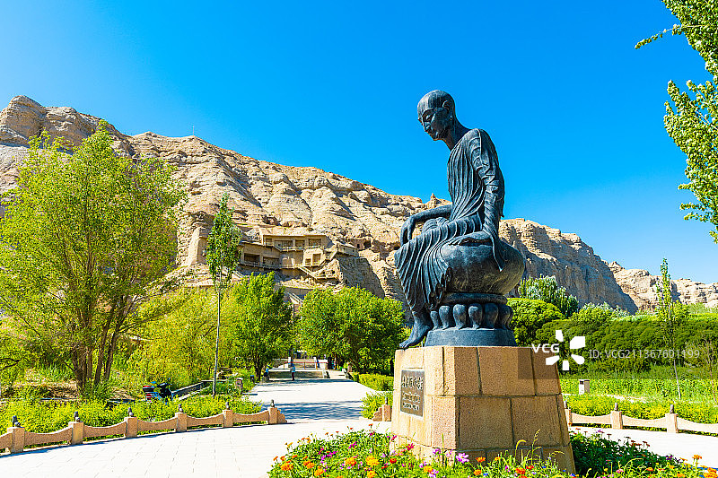 中国新疆阿克苏地区拜城县克孜尔石窟与鸠摩罗什像图片素材