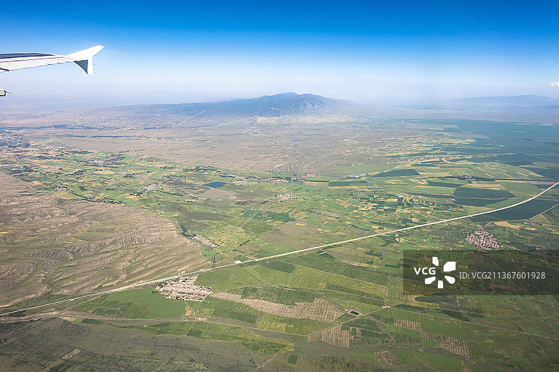高空航拍张掖祁连山支脉古代历史名山焉支山和当代兰新高铁图片素材