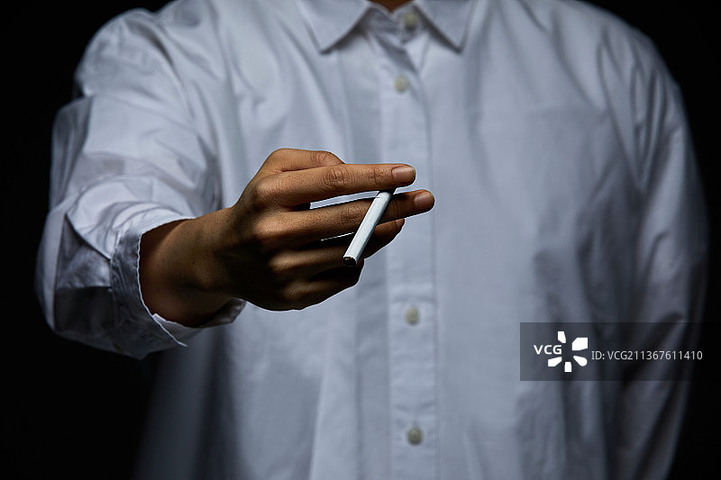 烟草制品：香烟、吸烟与戒断症状图片素材