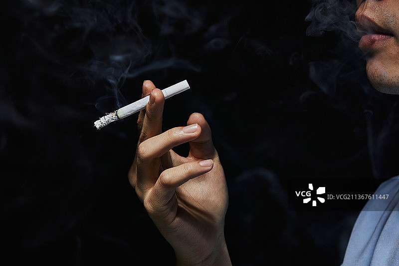 烟草制品：香烟、吸烟与戒断症状图片素材