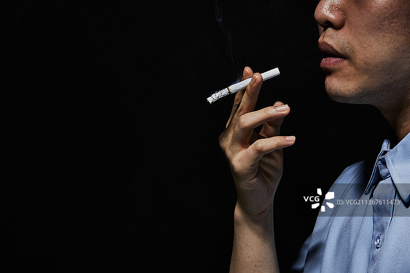 烟草制品：香烟、吸烟与戒断症状图片素材