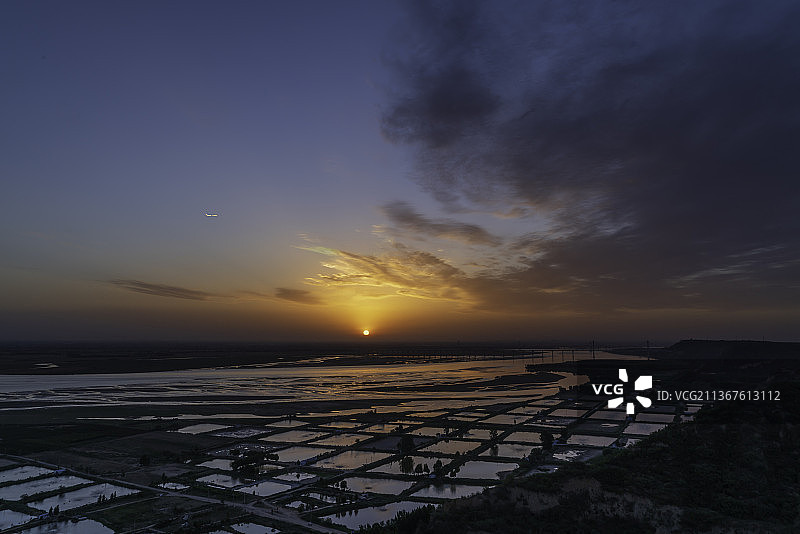 河南郑州，黄河中下游分界处的桃花峪黄河大桥与万亩鲤鱼繁殖鱼塘图片素材