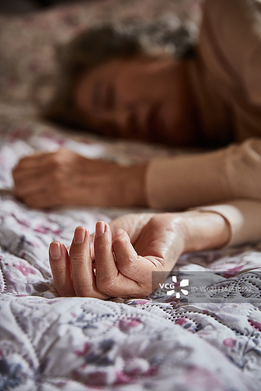 贫困，孤独的老人，孤独，孤独，睡眠图片素材