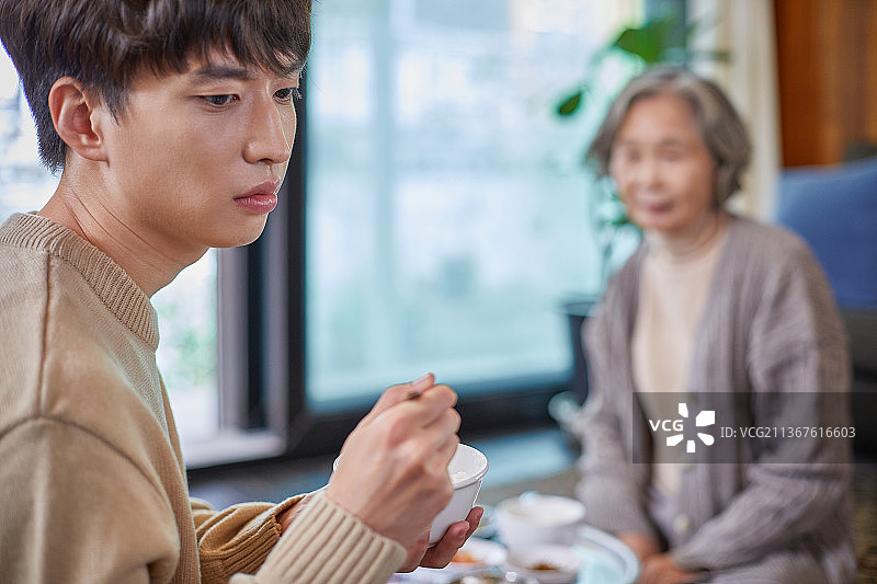 祖母，20多岁，男人，用餐，食物，吃，祖父母的家庭，年轻的职业，失望，回避图片素材