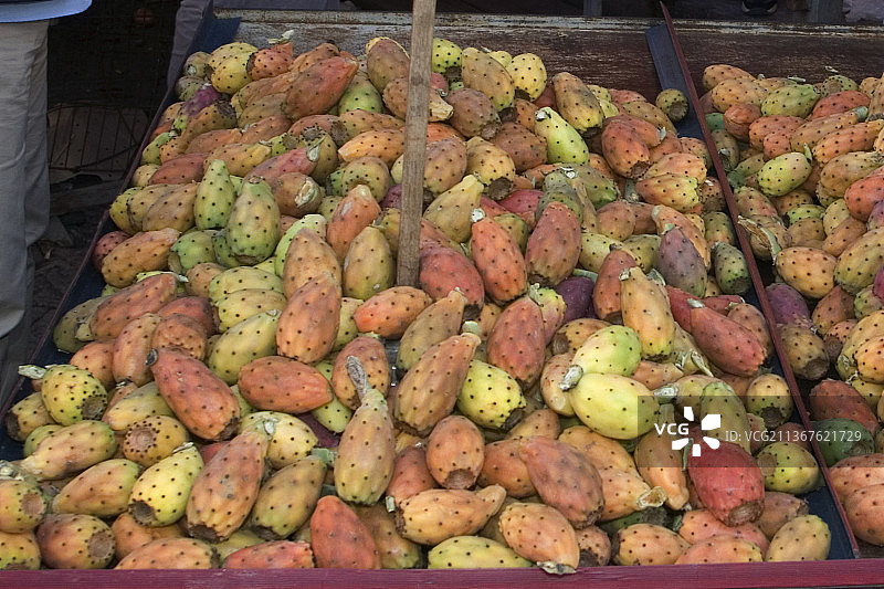 巴勒莫露天市场待售的仙人掌果图片素材