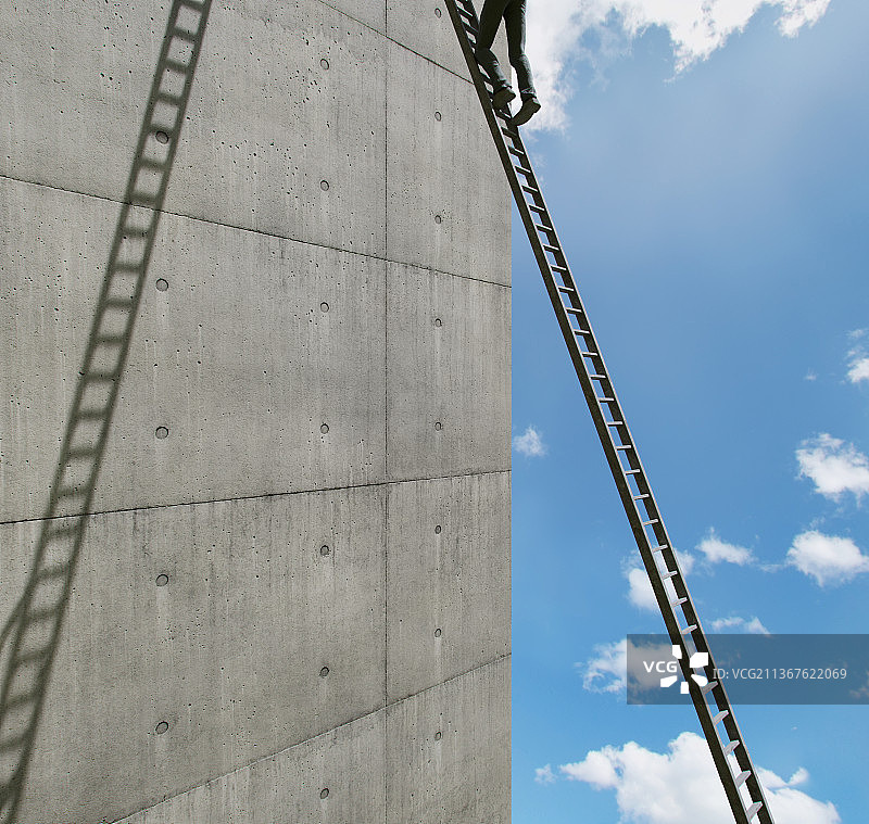 站在高梯上的男人图片素材