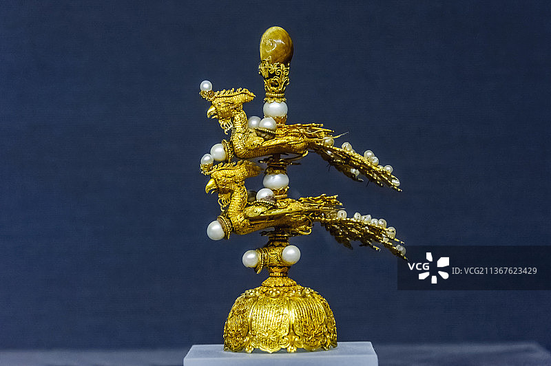 中国台湾台北故宫博物院清乾隆金镶东珠猫睛石嫔妃朝冠顶图片素材