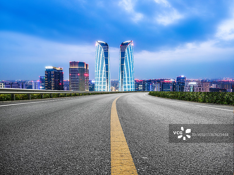 前进的道路和城市高楼大厦图片素材