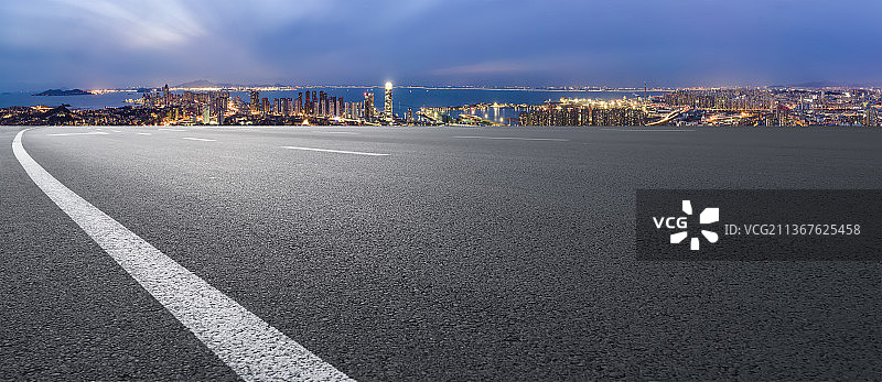 前进的道路和城市高楼大厦图片素材