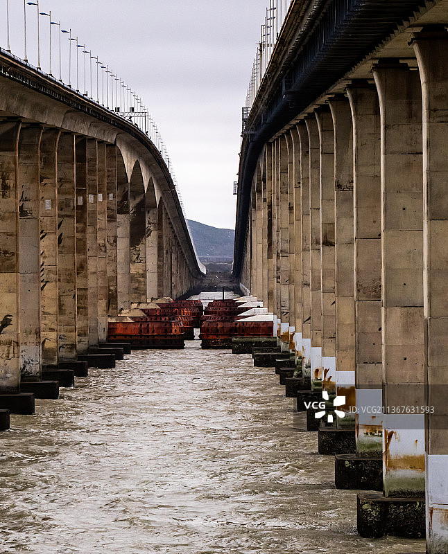 密密麻麻的桥墩图片素材