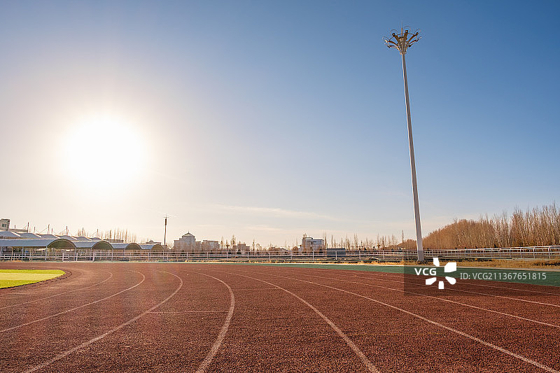 午后逆光的运动场跑道图片素材