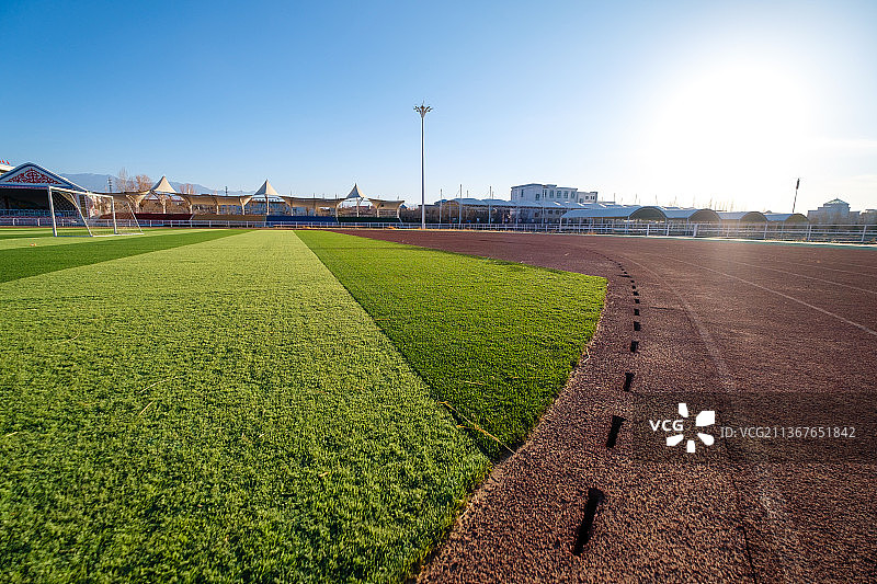 午后逆光的运动场跑道图片素材