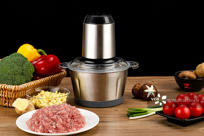 摆在桌上的各种蔬菜和搅拌机设备图片素材