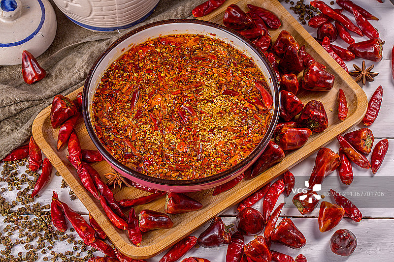 辣椒油和散落的红辣椒图片素材