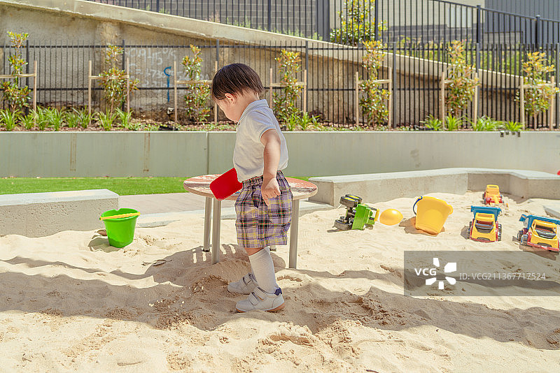 幼儿园户外沙坑玩乐的小孩图片素材
