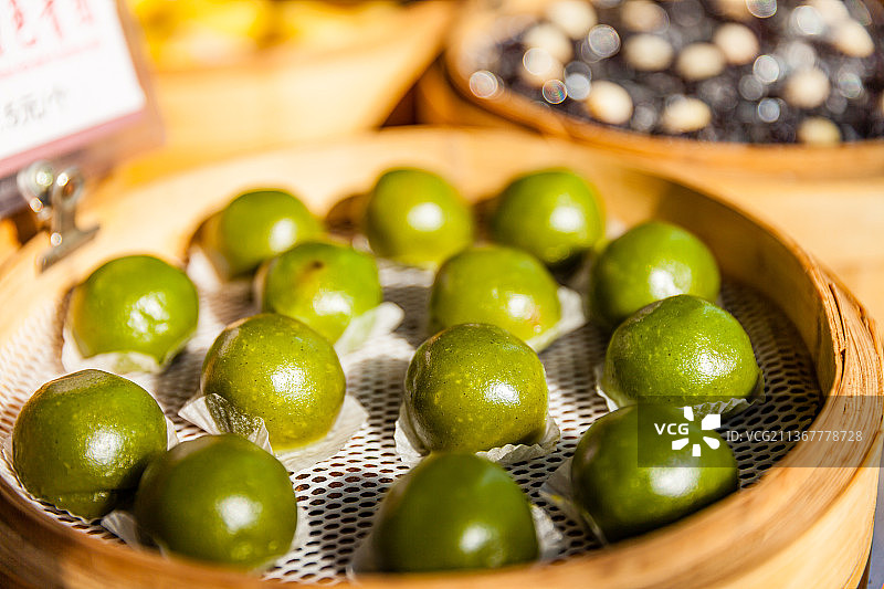 苏州平江路上的面点小吃图片素材