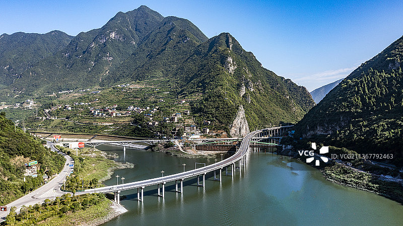 湖北宜昌兴山水上公路图片素材