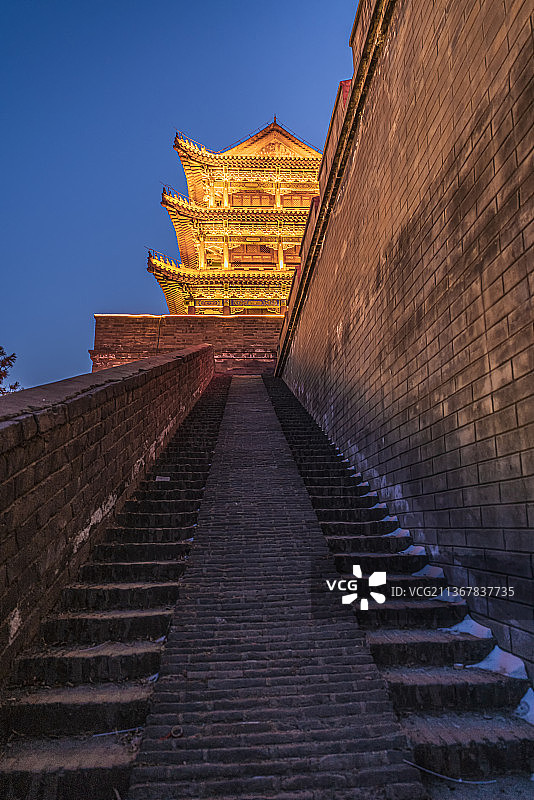 开着景观灯的城楼~沈阳关东影视城图片素材