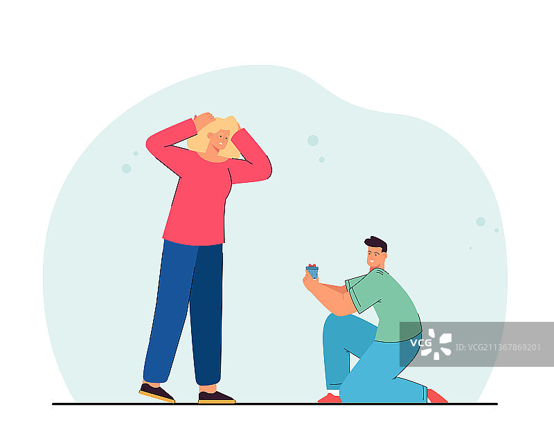 单膝跪地手捧礼品盒的男人和困惑的女人图片素材