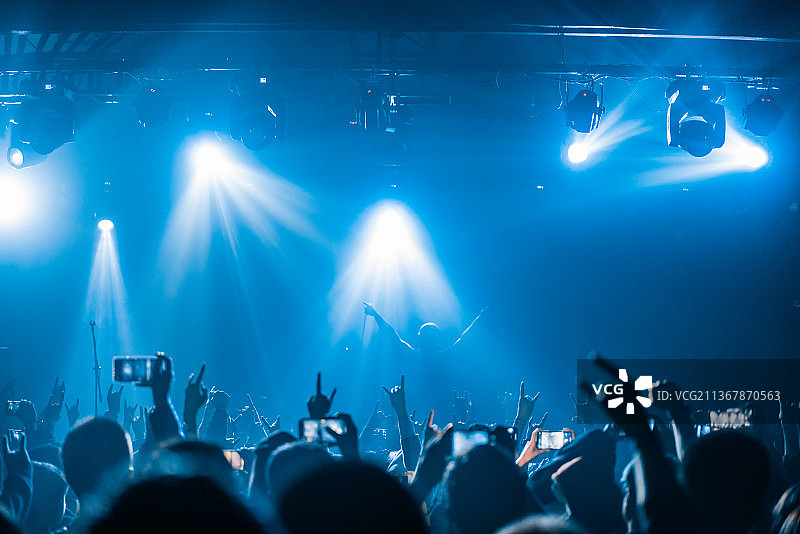 小型摇滚演唱会现场观众手机拍照虚化背影图片素材