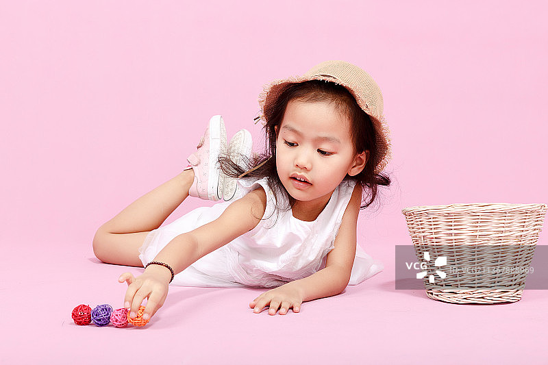 趴在地上玩耍的亚洲小女孩图片素材
