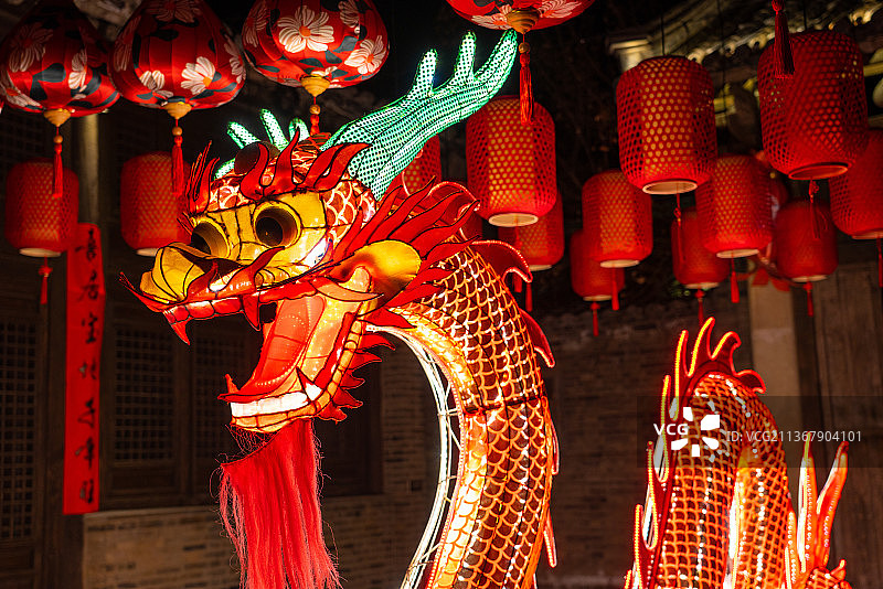 春节亮起的龙灯和红灯笼图片素材