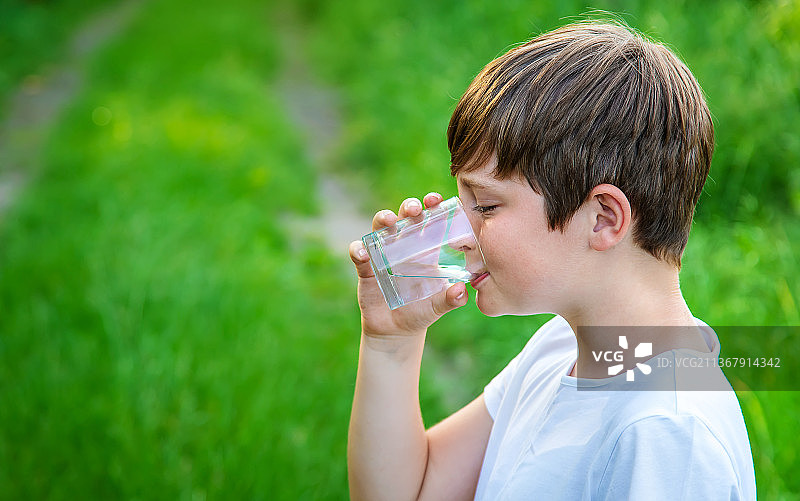 男孩喝水特写图片素材