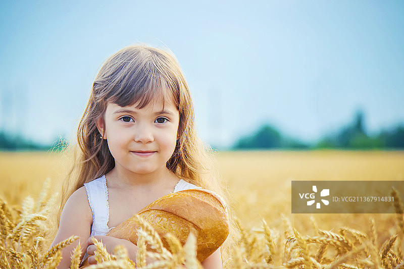 孩子与面包特写图片素材