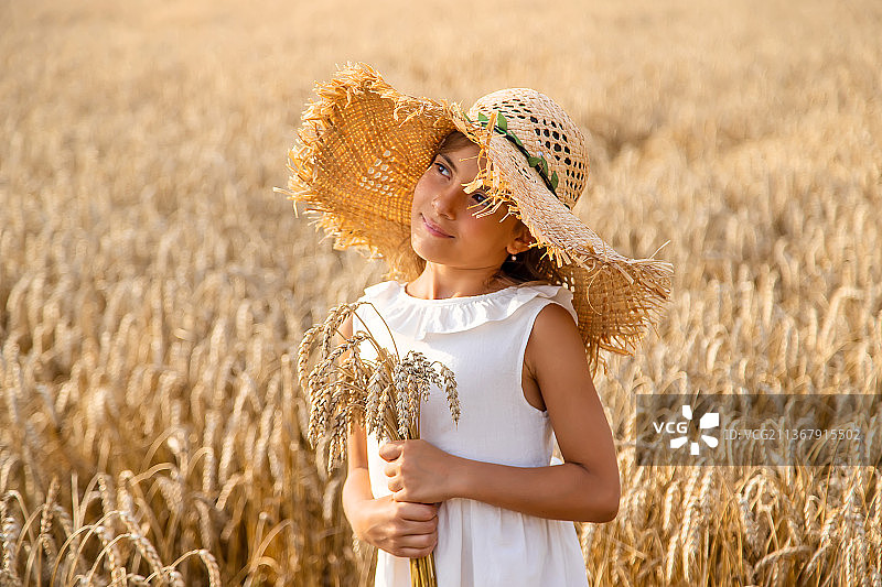 麦田里的孩子（选择性聚焦）图片素材