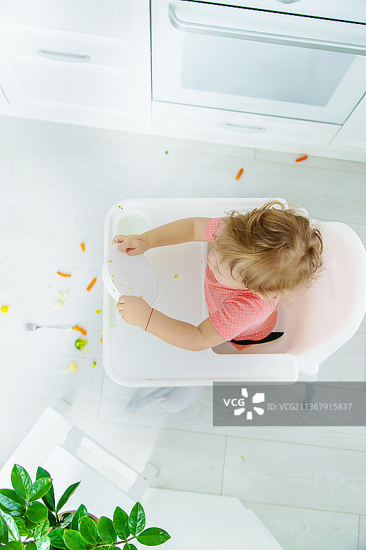 宝宝在椅子上吃蔬菜图片素材