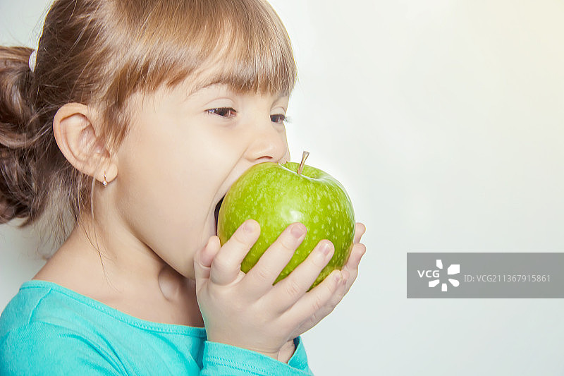 拿着苹果的小孩图片素材