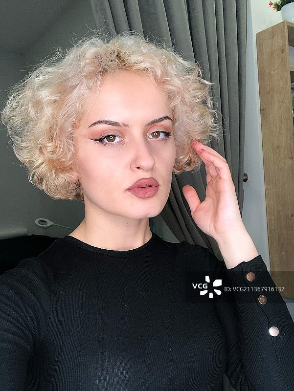 在阿尔巴尼亚家中美丽女子肖像图片素材