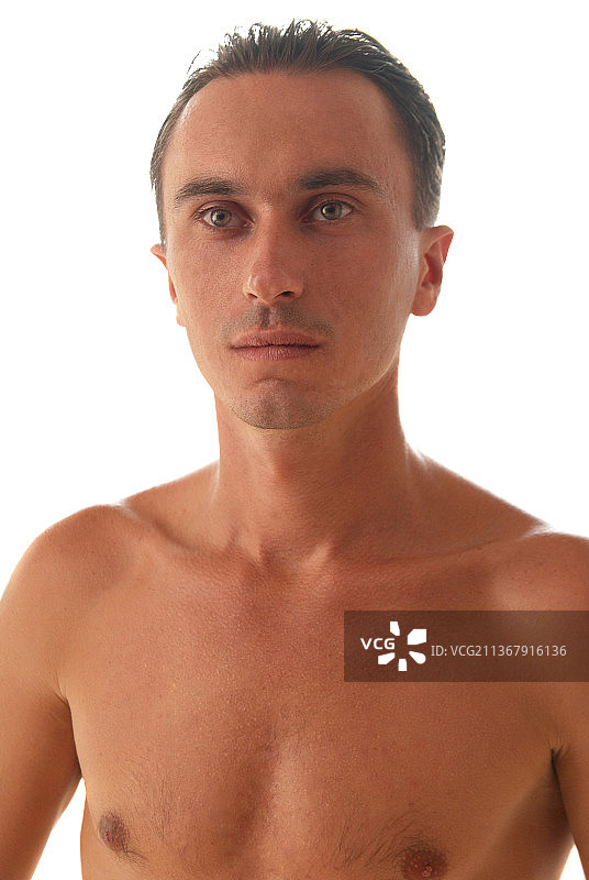 健壮的男人肖像，在白色背景下的半裸男人肖像图片素材
