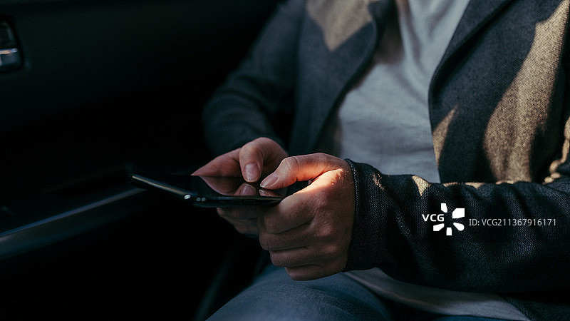 女商人车内打字发短信，手部特写图片素材