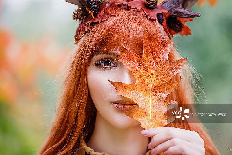 秋季森林中的鹿角仙女女人脸部彩绘图片素材