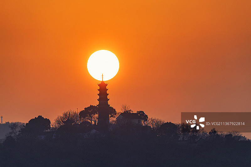 苏州上方山楞伽塔的日落与月落图片素材
